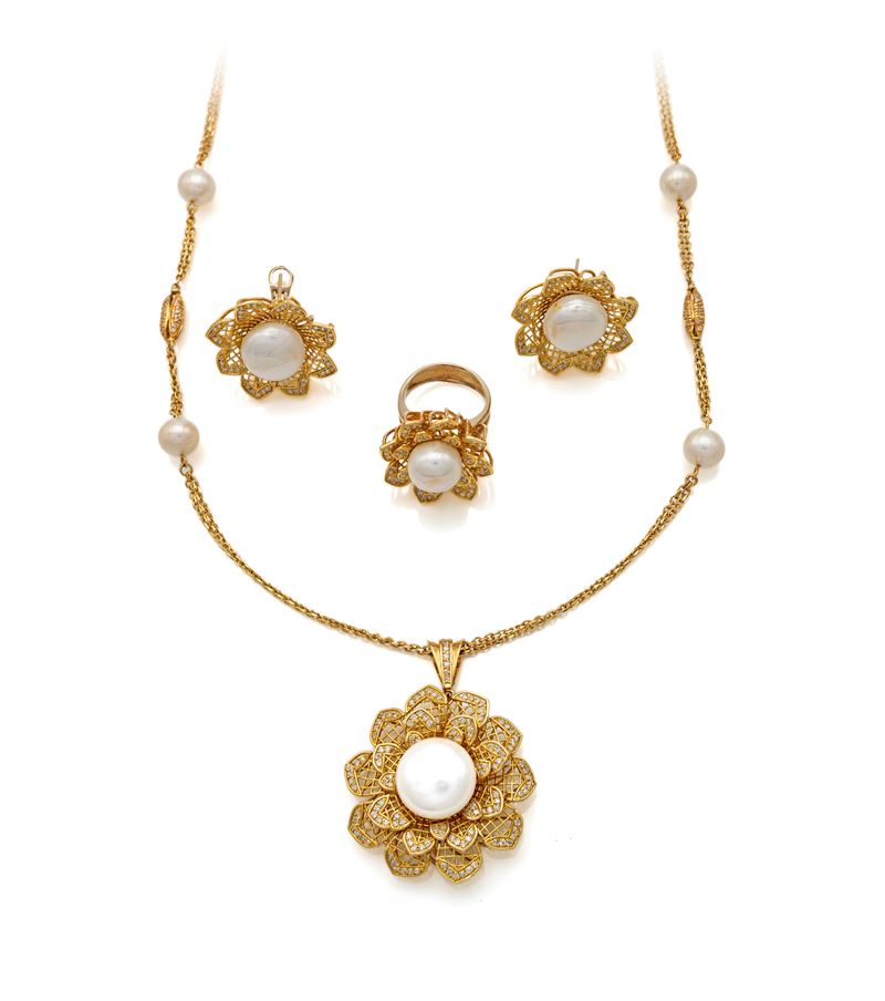 Parure Collana, Anello e Coppia di orecchini in oro, perle e brillanti