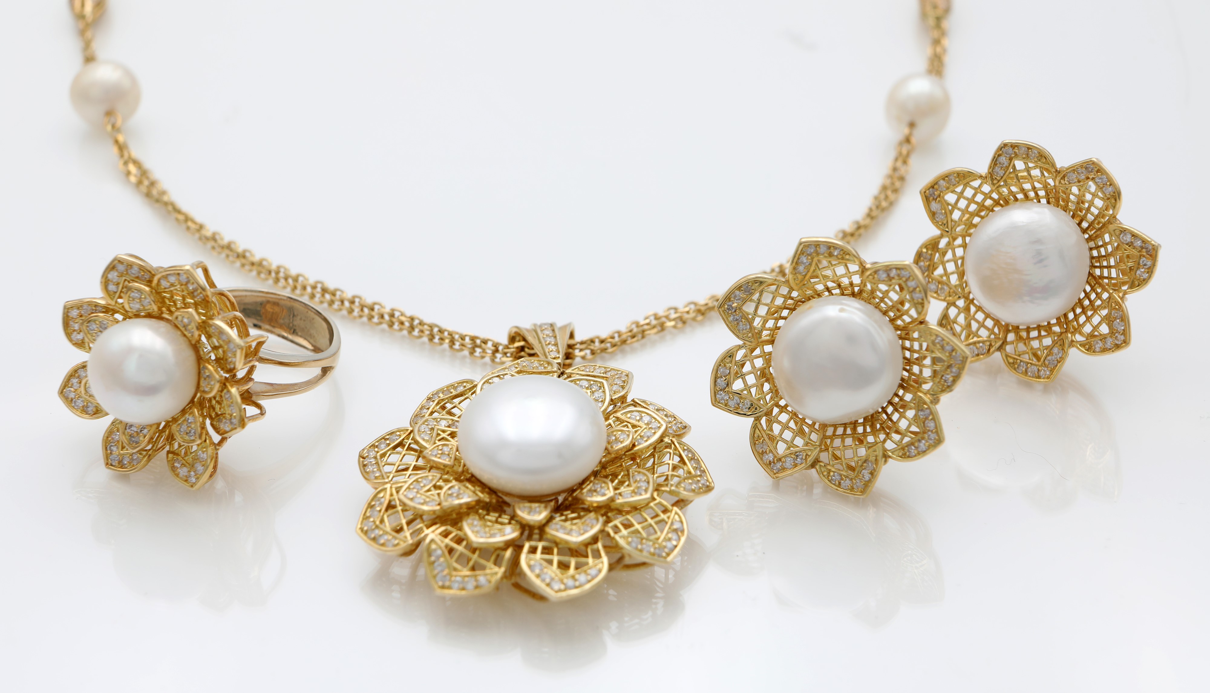 Parure Collana, Anello e Coppia di orecchini in oro, perle e brillanti