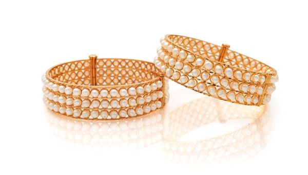 Coppia di bracciali rigidi in oro e perle coltivate