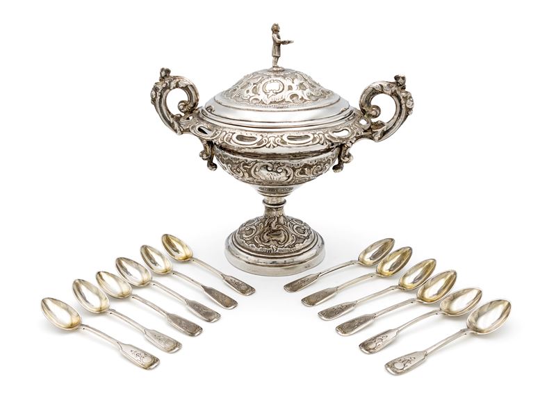 Dodici cucchiaini in argento 875/000, Russia, fine XIX secolo e zuccheriera biansata con coperchi...