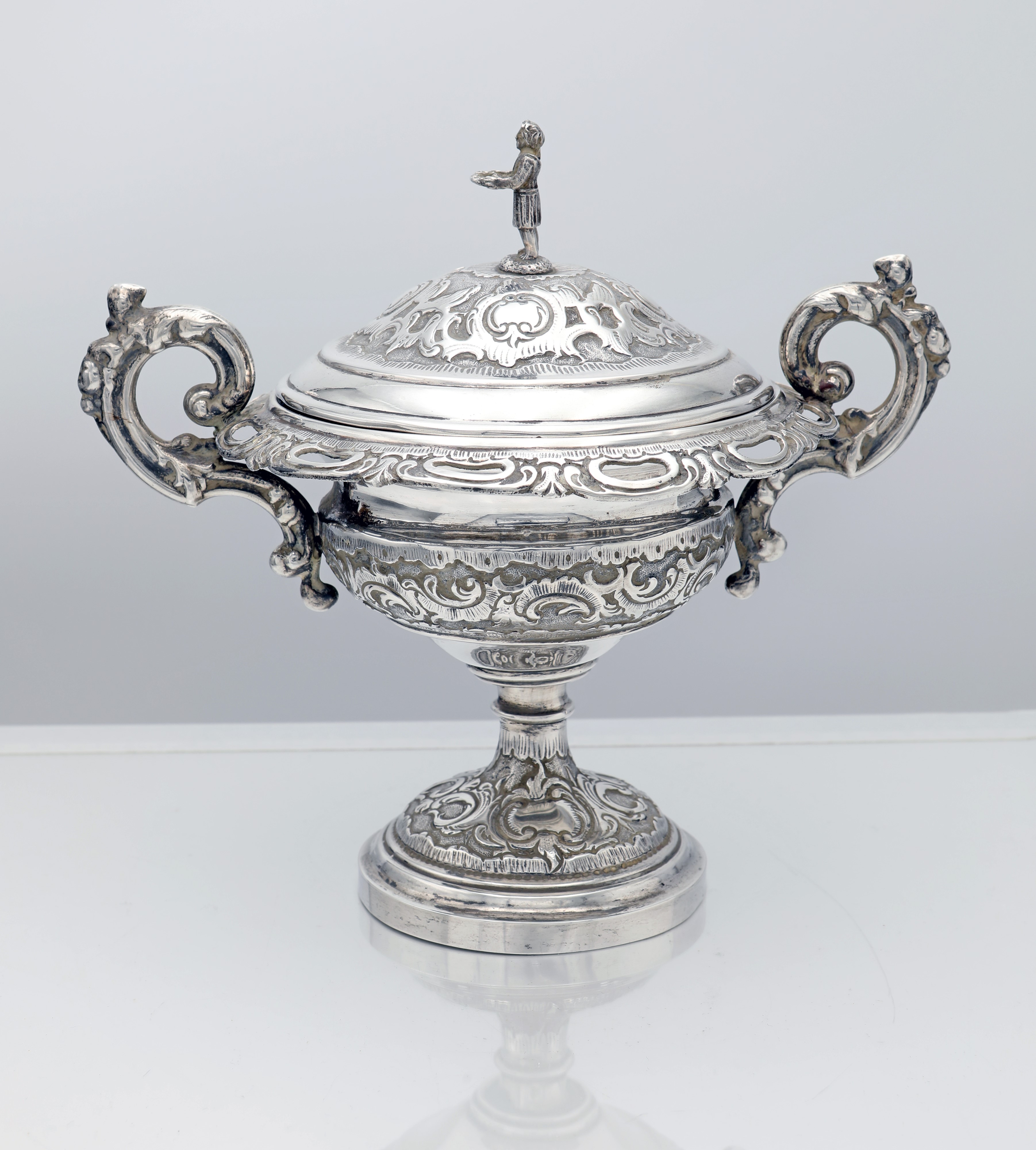 Dodici cucchiaini in argento 875/000, Russia, fine XIX secolo e zuccheriera biansata con coperchi...