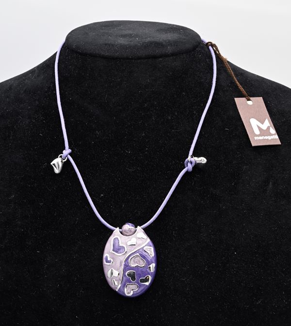 Ciondolo 925/000 e smalto di Meneghetti. Montato su filo di tela con 2 cuoricini e fermezza in argento 925/000  - Asta ASTA A TEMPO - Penne e Accessori da Scrivania - Casa d'Aste Arcadia