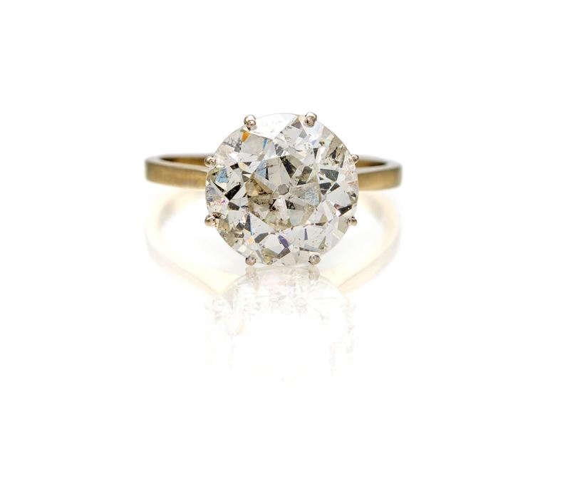 Anello in oro e brillante solitario