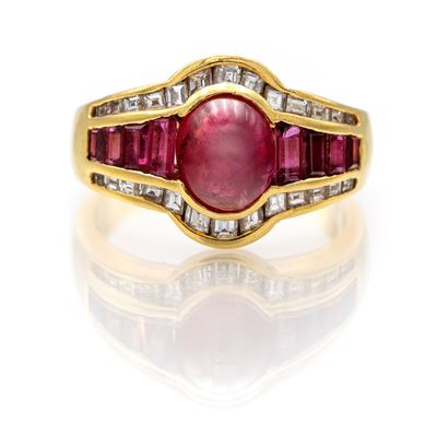 Anello in oro giallo 750/000 con rubino cabochon e rubini carré