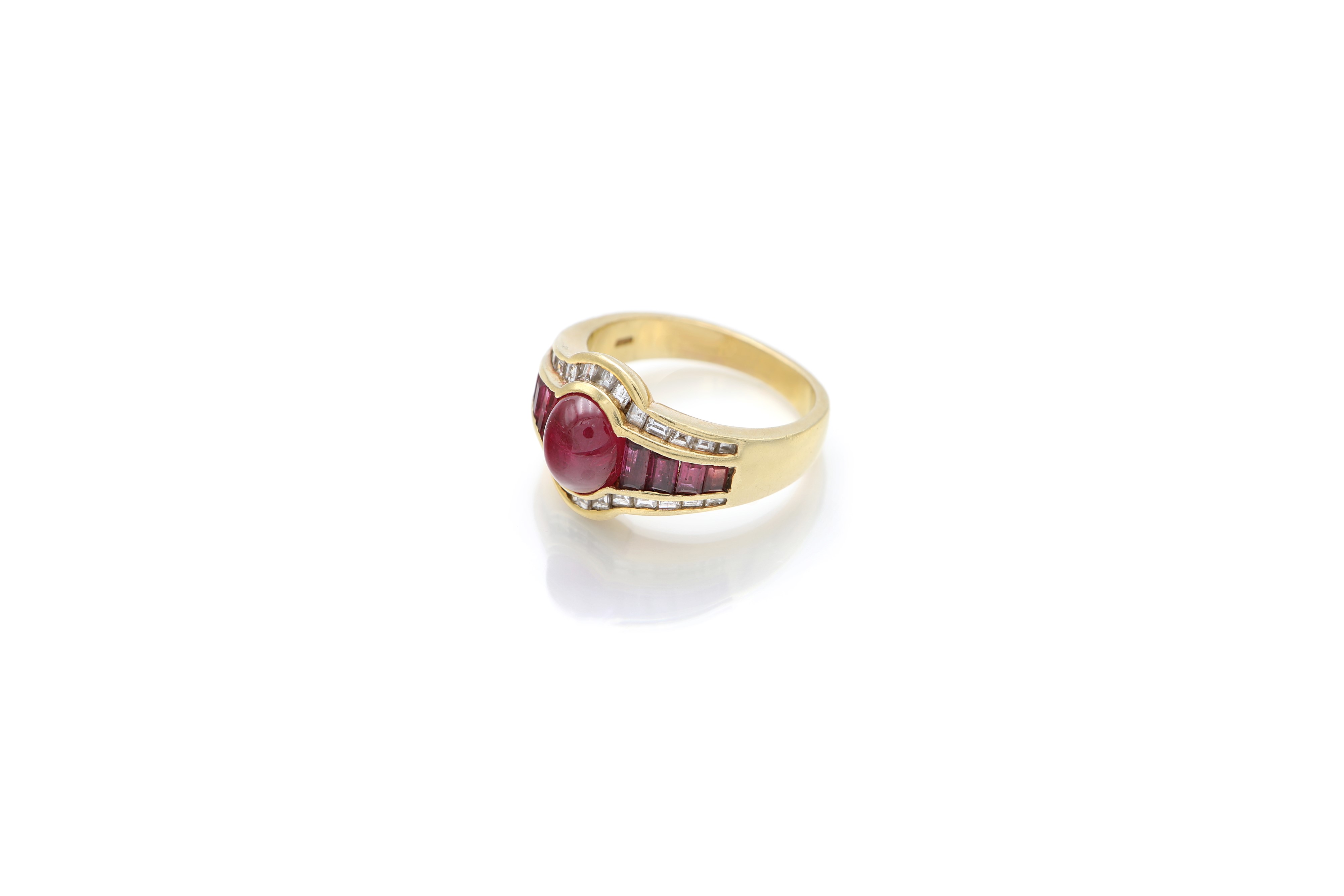 Anello in oro giallo 750/000 con rubino cabochon e rubini carré