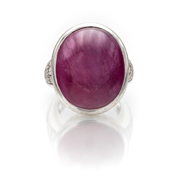 Anello in oro, rubino e brillanti