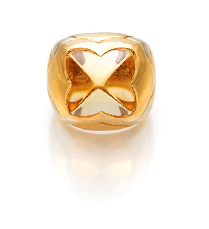 Bulgari, anello in oro e quarzo, modello Piramide