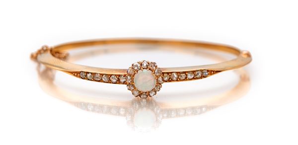 Bracciale rigido in oro, diamanti ed opale