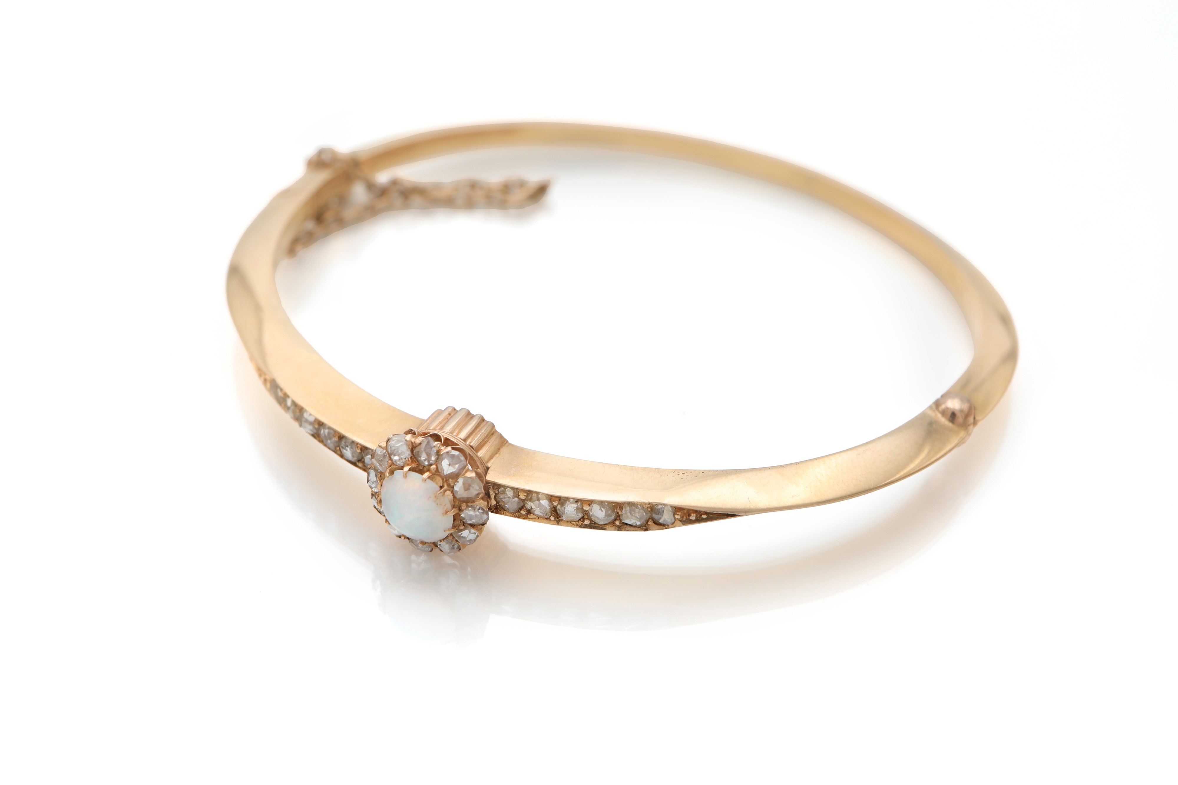 Bracciale rigido in oro giallo 750 con diamanti e opale