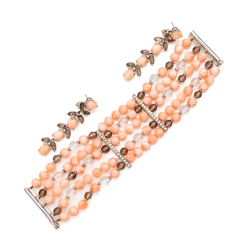Parure in oro bianco, bracciale e orecchini con corallo rosa, quarzi e brillanti