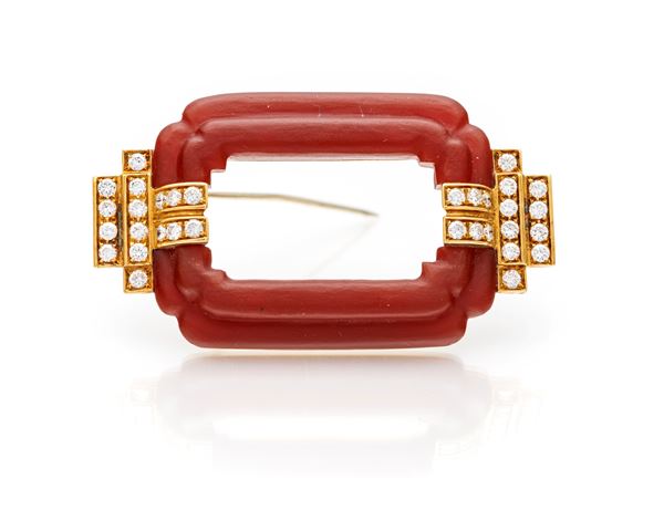 Spilla in oro, brillanti e pasta vitrea corniola