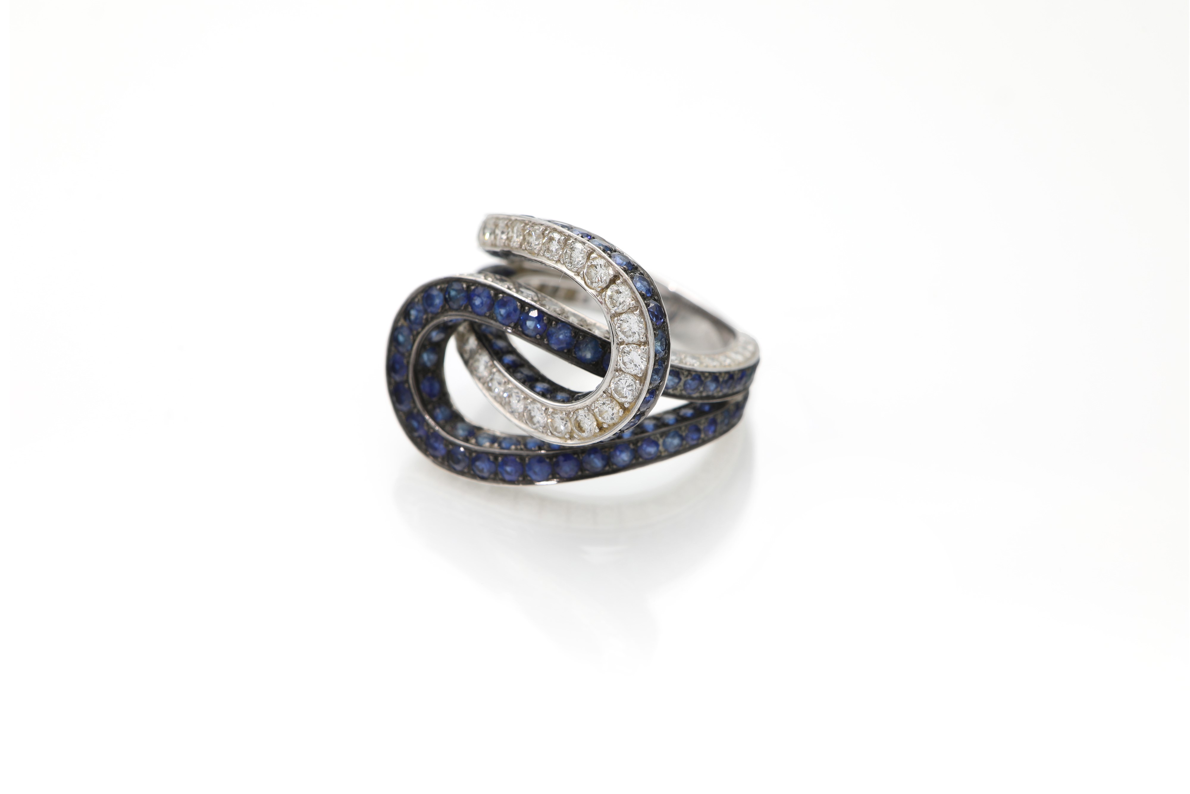 Anello in oro bianco 750 con zaffiri e brillanti