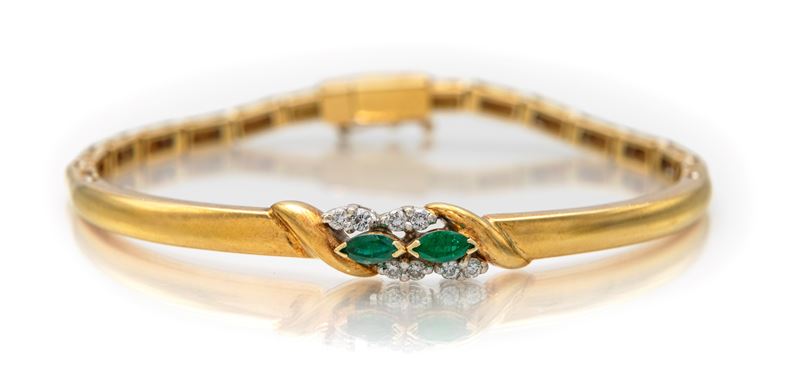 Bracciale rigido in oro giallo 750, con smeraldi e brillanti