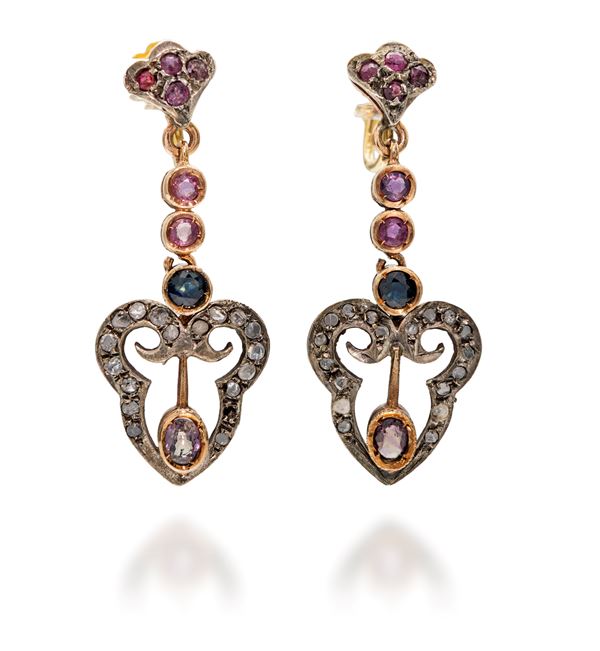 Coppia di orecchini pendenti in argento, diamanti e rubini