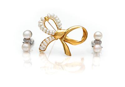 Lotto di spilla e orecchini in oro giallo e bianco 750, con perle