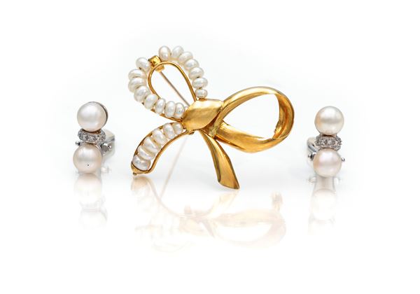Lotto di spilla e orecchini in oro e perle