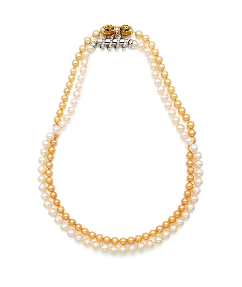 Coppia di collane in oro giallo e bianco 750/000 con perle d'acqua dolce e brillanti