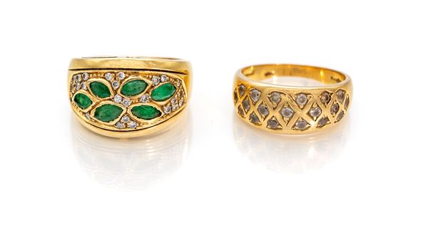 Coppia di anelli in oro, brillanti e smeraldi
