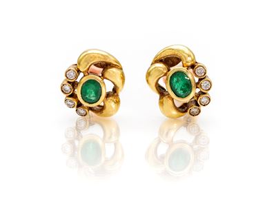 Orecchini a lobo in oro giallo 750/000 con smeraldi e diamanti