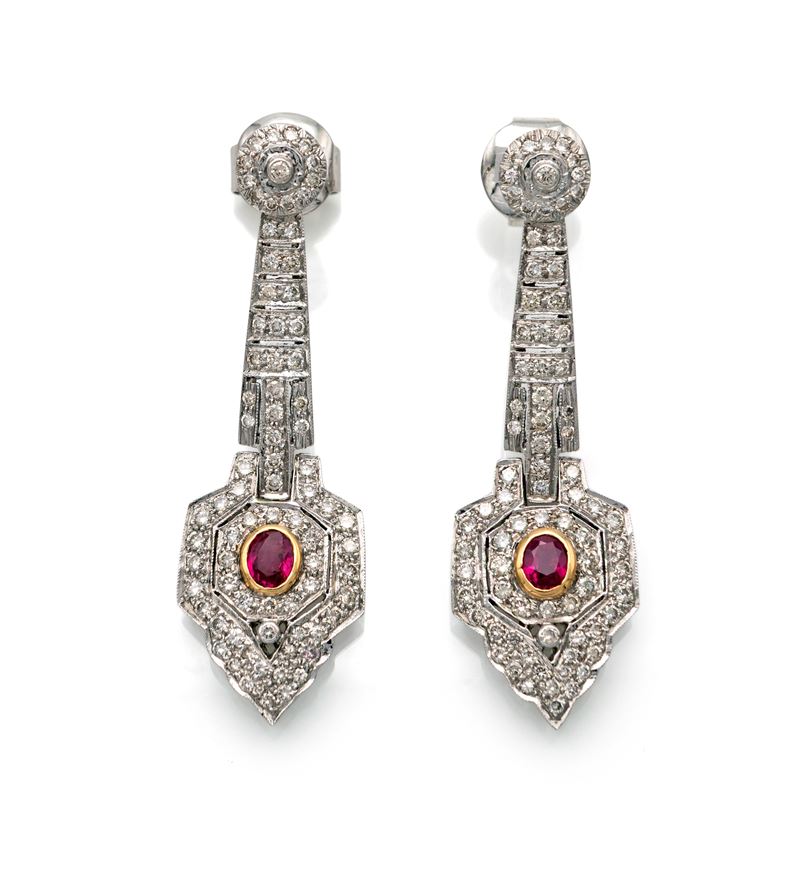 Coppia di orecchini pendenti in oro, rubini e brillanti