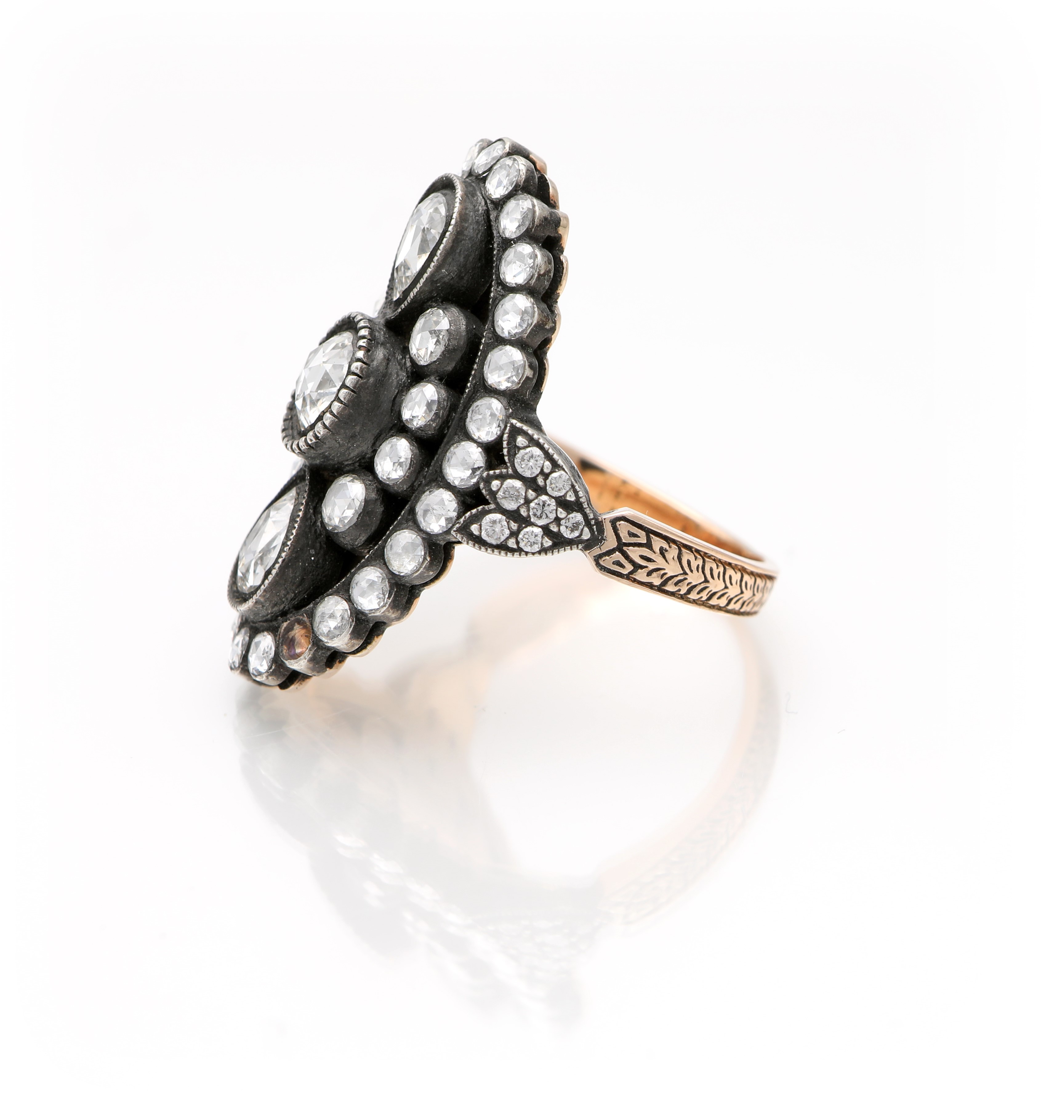 Anello a spola in oro e diamanti