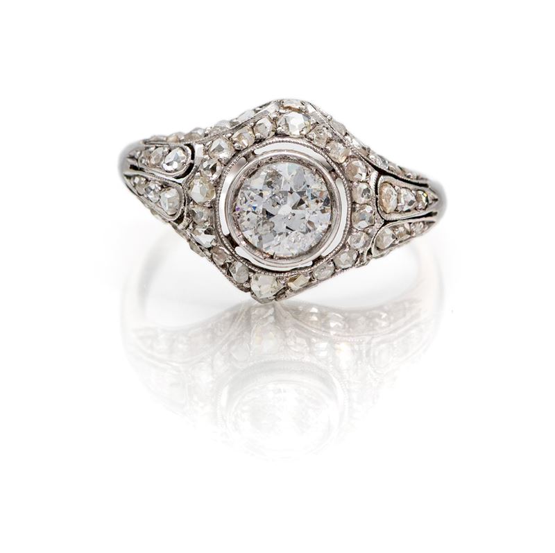 Anello decò in oro, diamante solitario centrale e diamanti