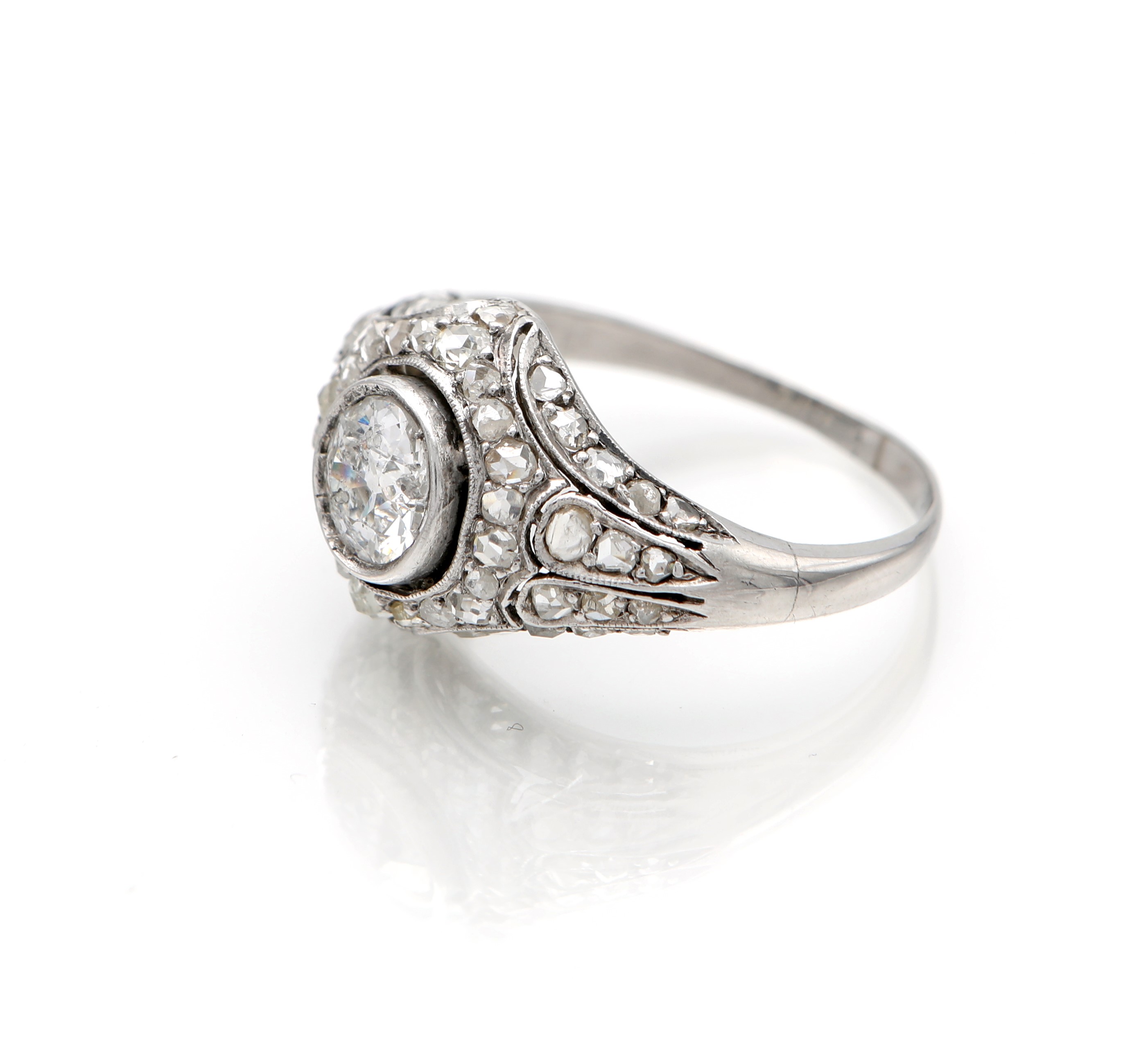 Anello decò in oro, diamante solitario centrale e diamanti