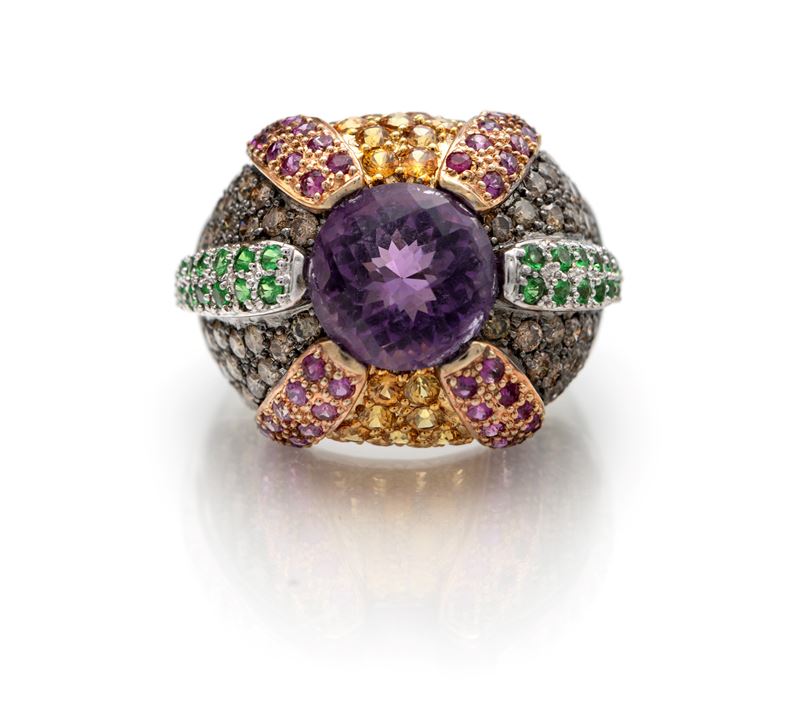 Anello a cupola in oro, diamanti fancy, rubini, smeraldi