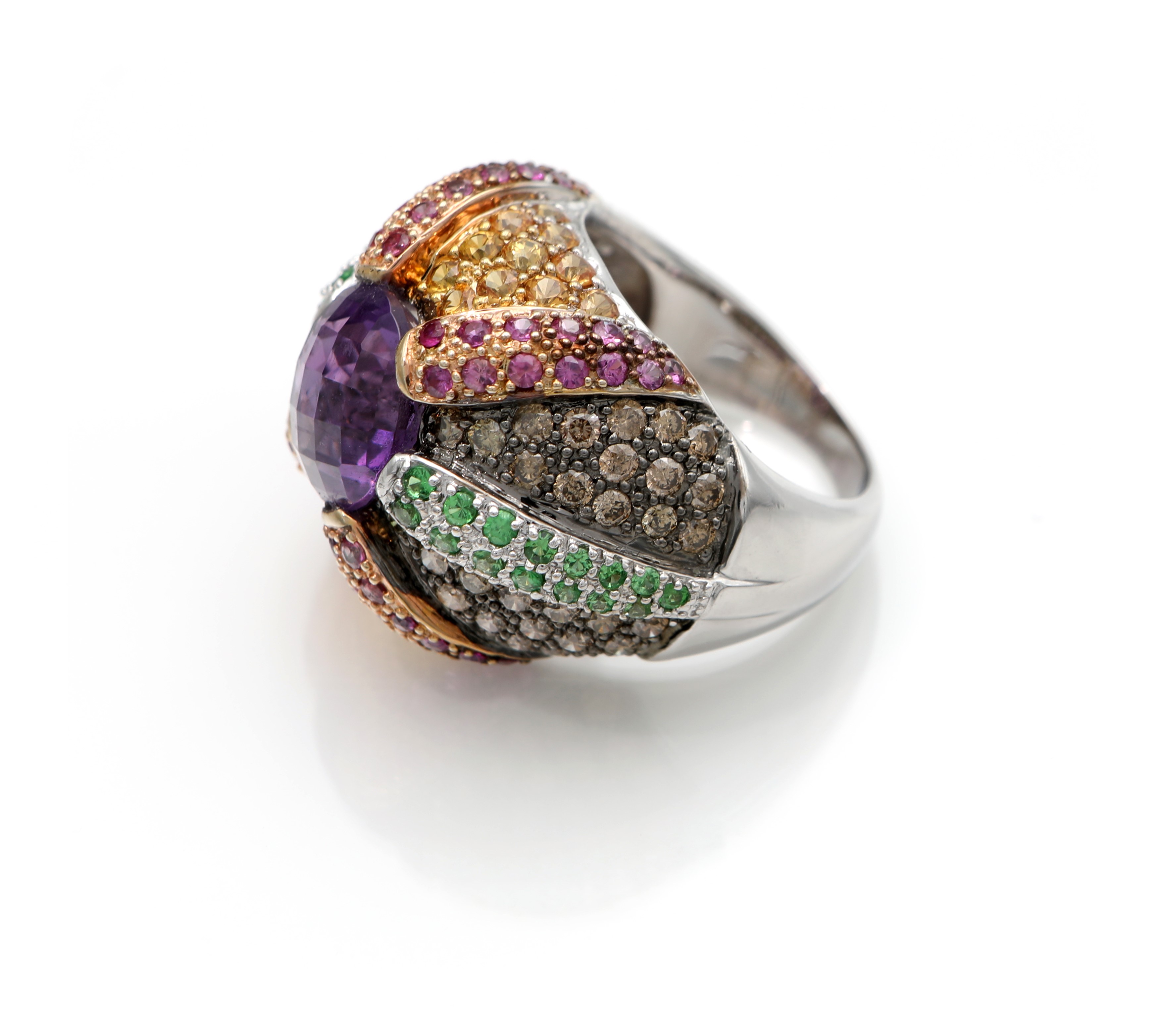 Anello a cupola in oro, diamanti fancy, rubini, smeraldi