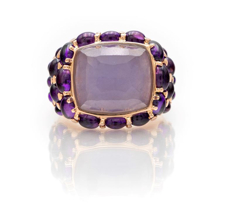 Anello in oro, calcedonio centrale e ametiste