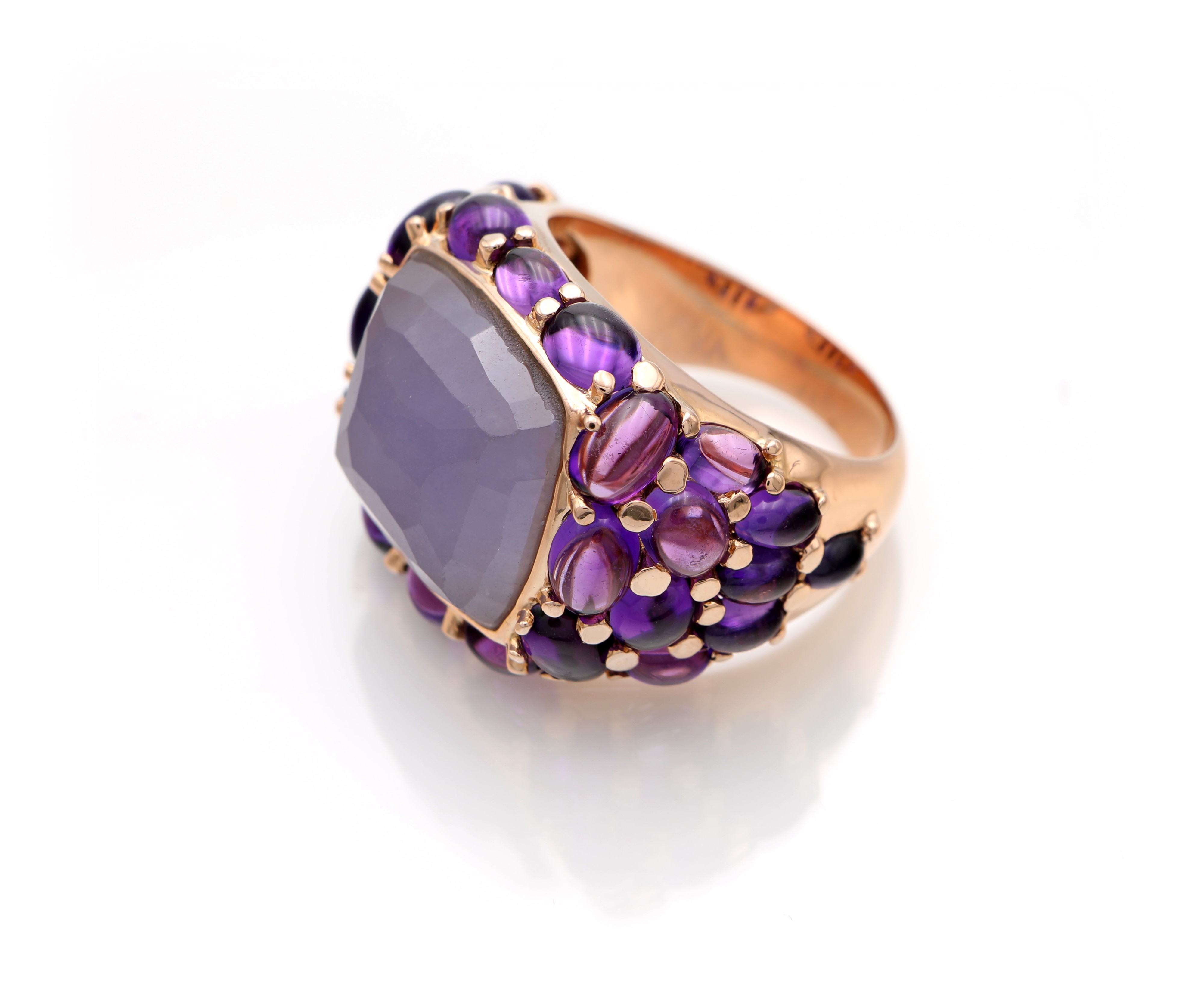 Anello in oro, calcedonio centrale e ametiste