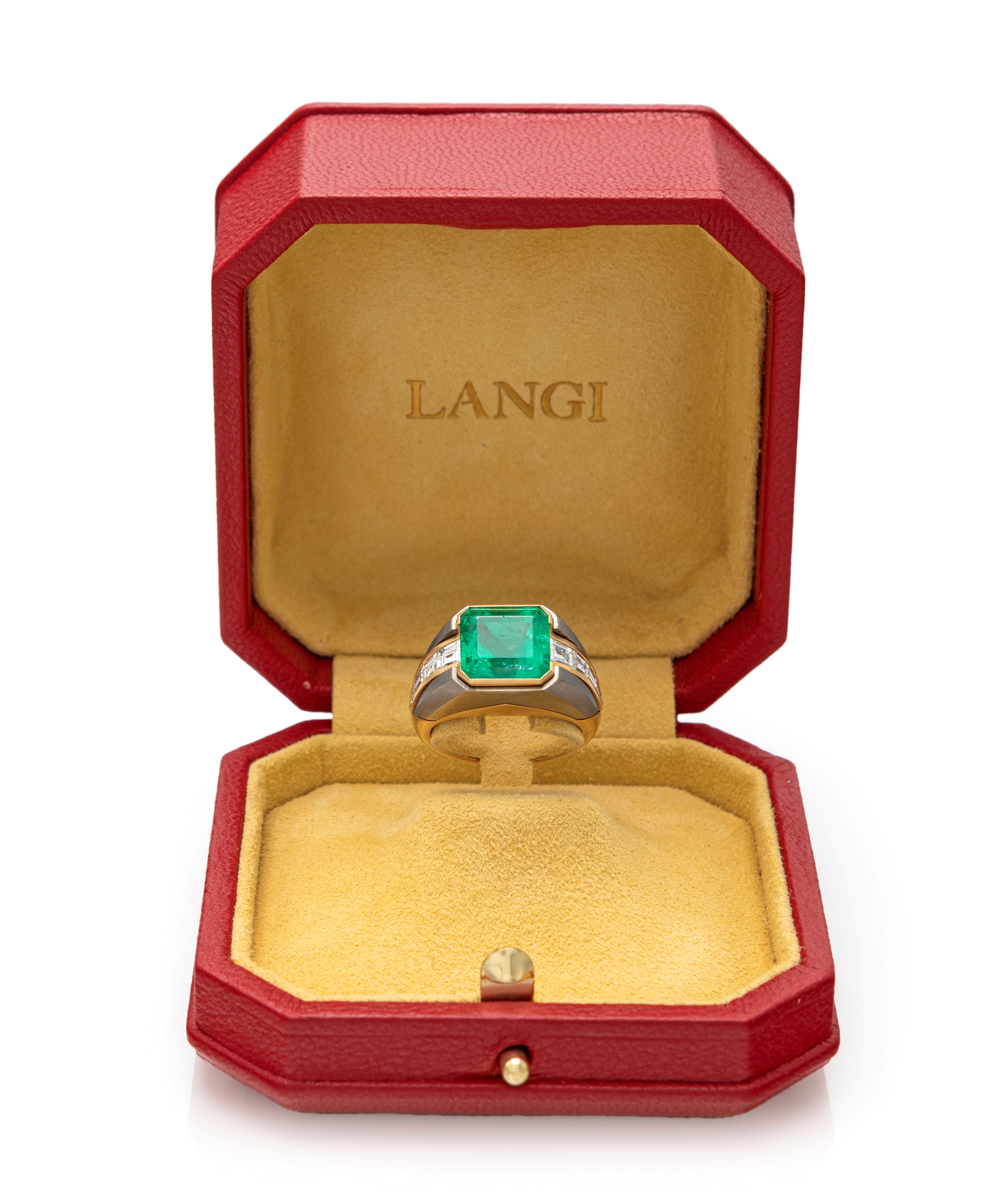 Langi, anello a trombino in oro, titanio, smeraldo e diamanti.