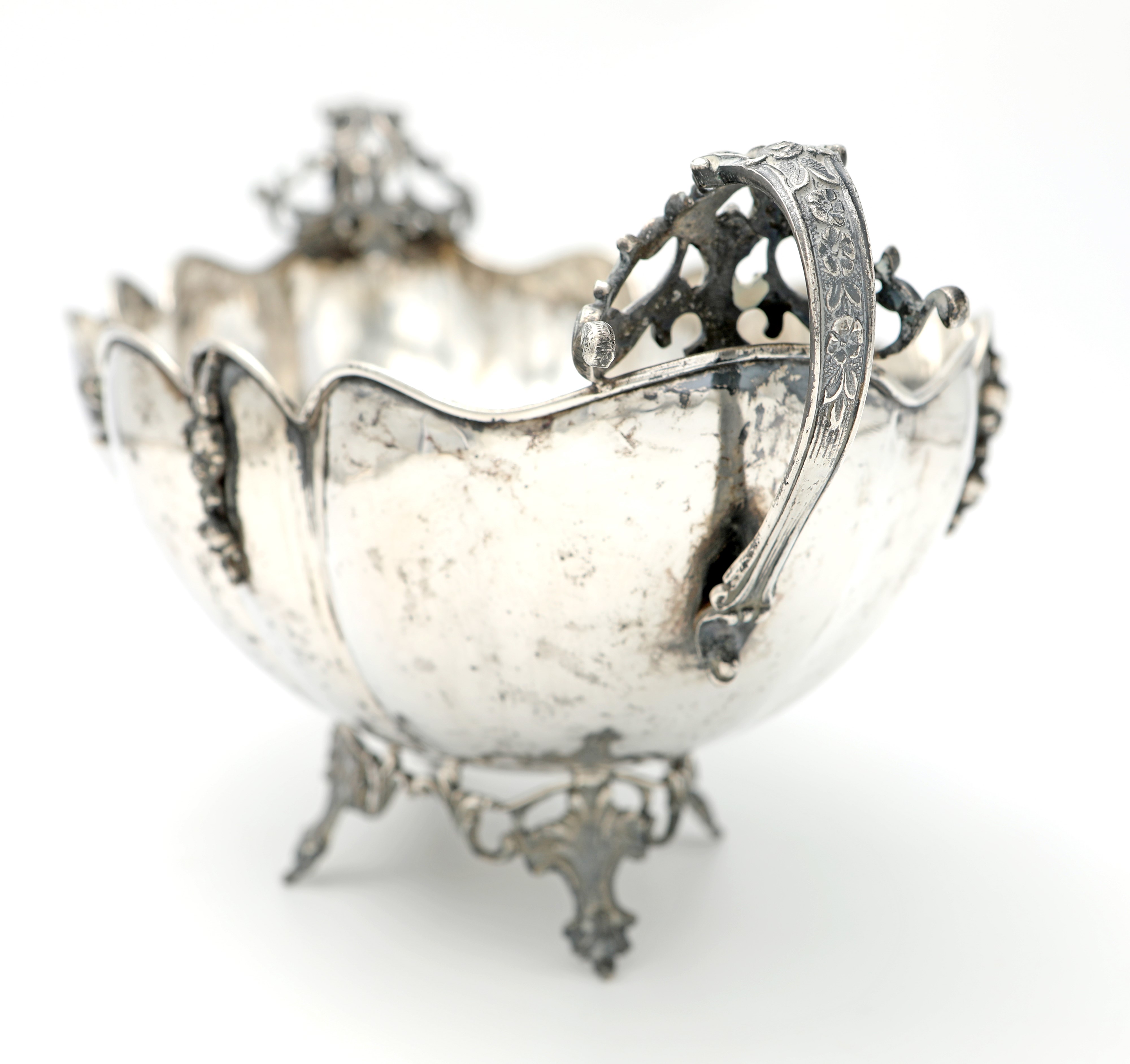 Centrotavola a navicella con anse traforate