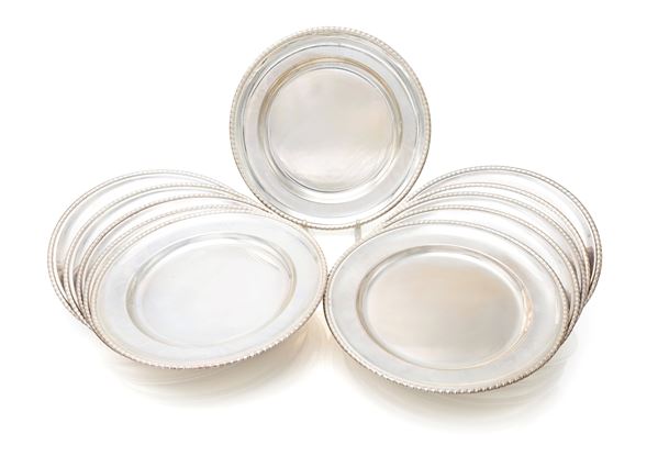 Dodici piatti da dessert con orlo percorso da cordolo