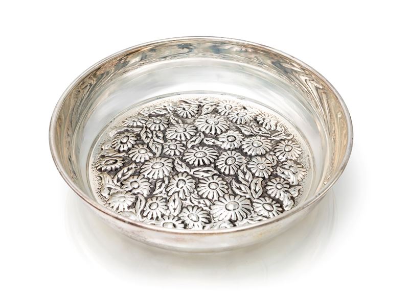 Vaschetta centrotavola con margherite sbalzate, Greggio