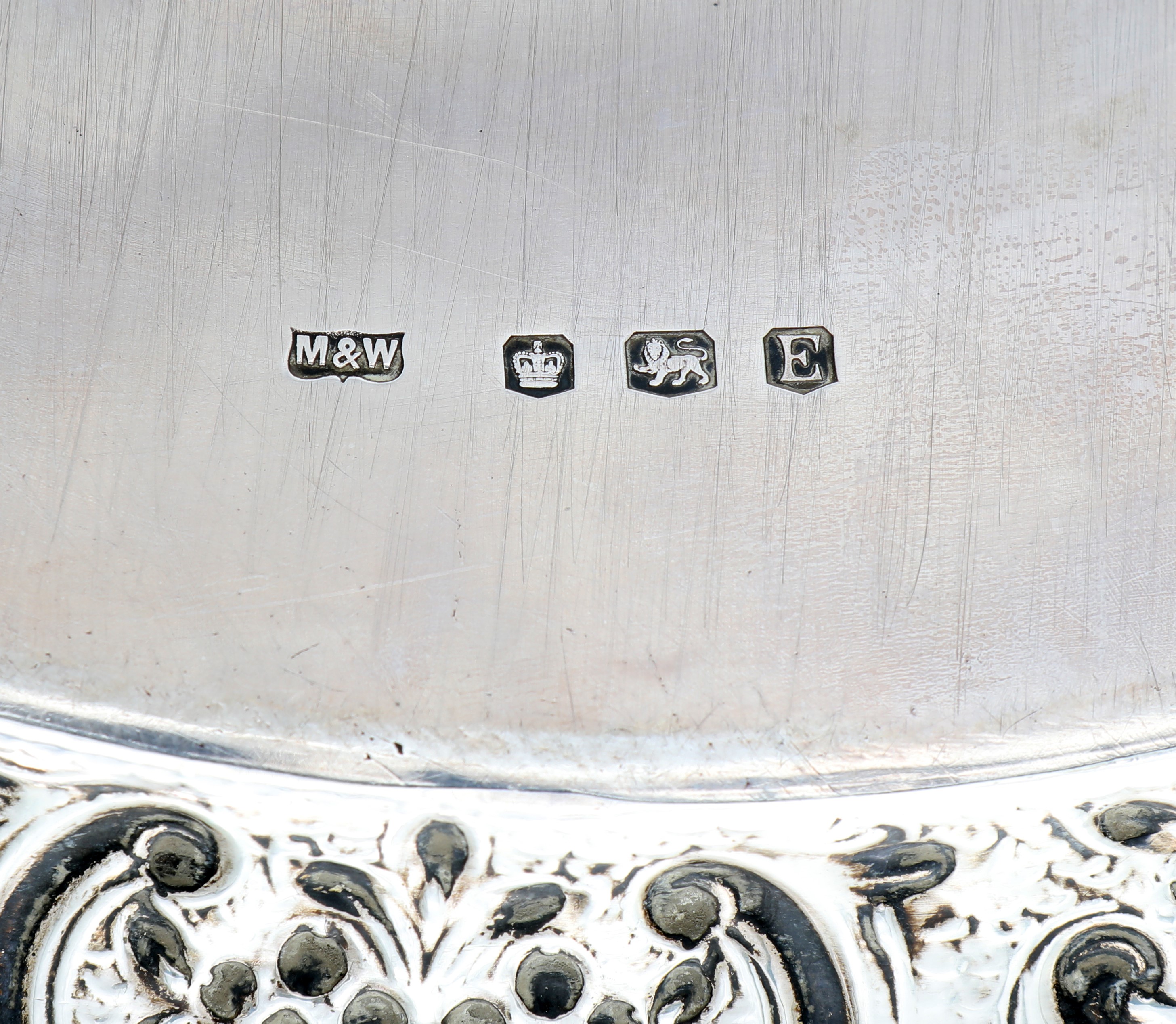 Vassoio circolare con volute incise, città di Sheffield 1947, argentiere Mappin & Webb