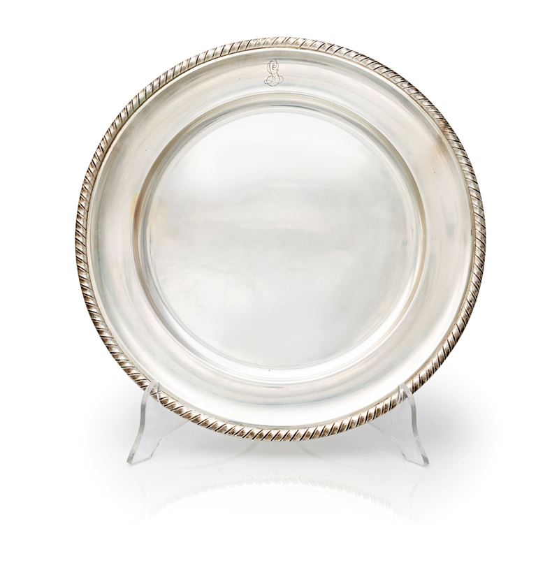 Piatto circolare in argento con profilo cordonato