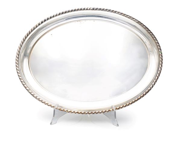 Piatto da portata ovale in argento con orlo cordonato
