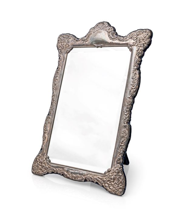 Specchiera da toletta in lamina d'argento sbalzata