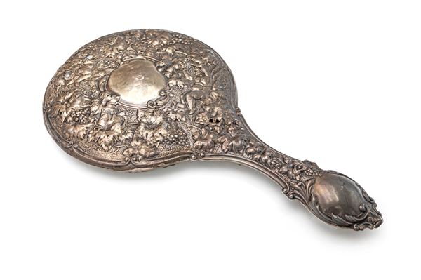 Specchio da toletta con manico in lamina d'argento sbalzata