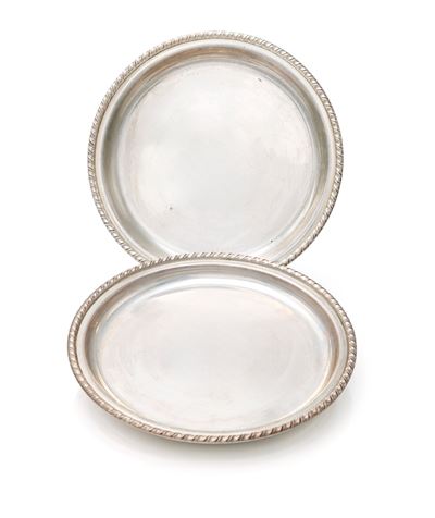 Coppia di piattini sottobottiglia, ceramica con profilo cordonato, diametro cm 13,7