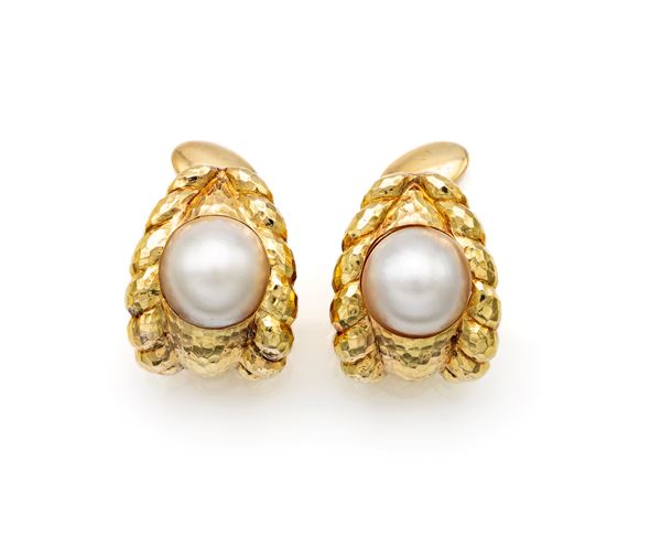 Webb, coppia di orecchini in oro e perle mabè