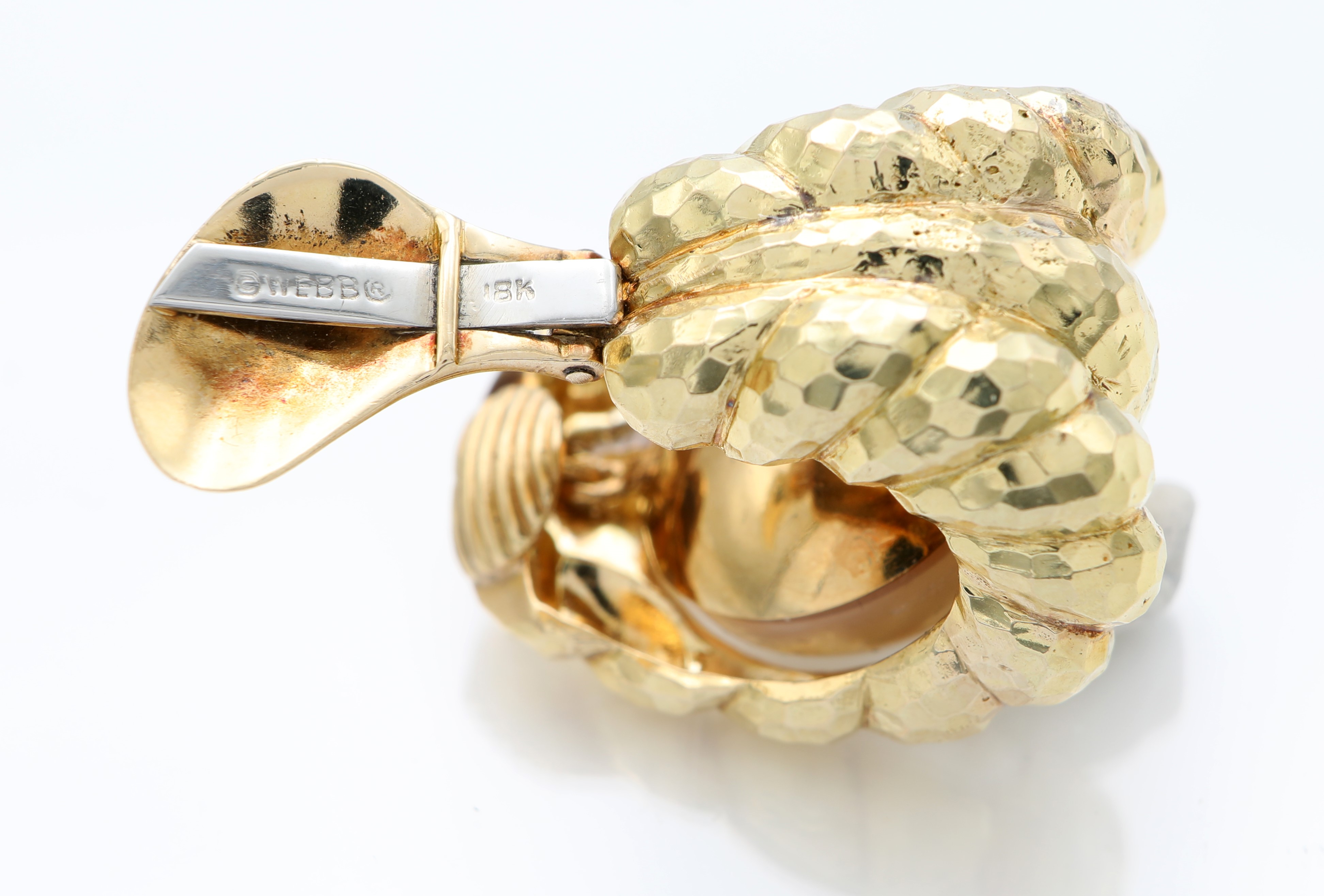 Webb, coppia di orecchini in oro e perle mabè