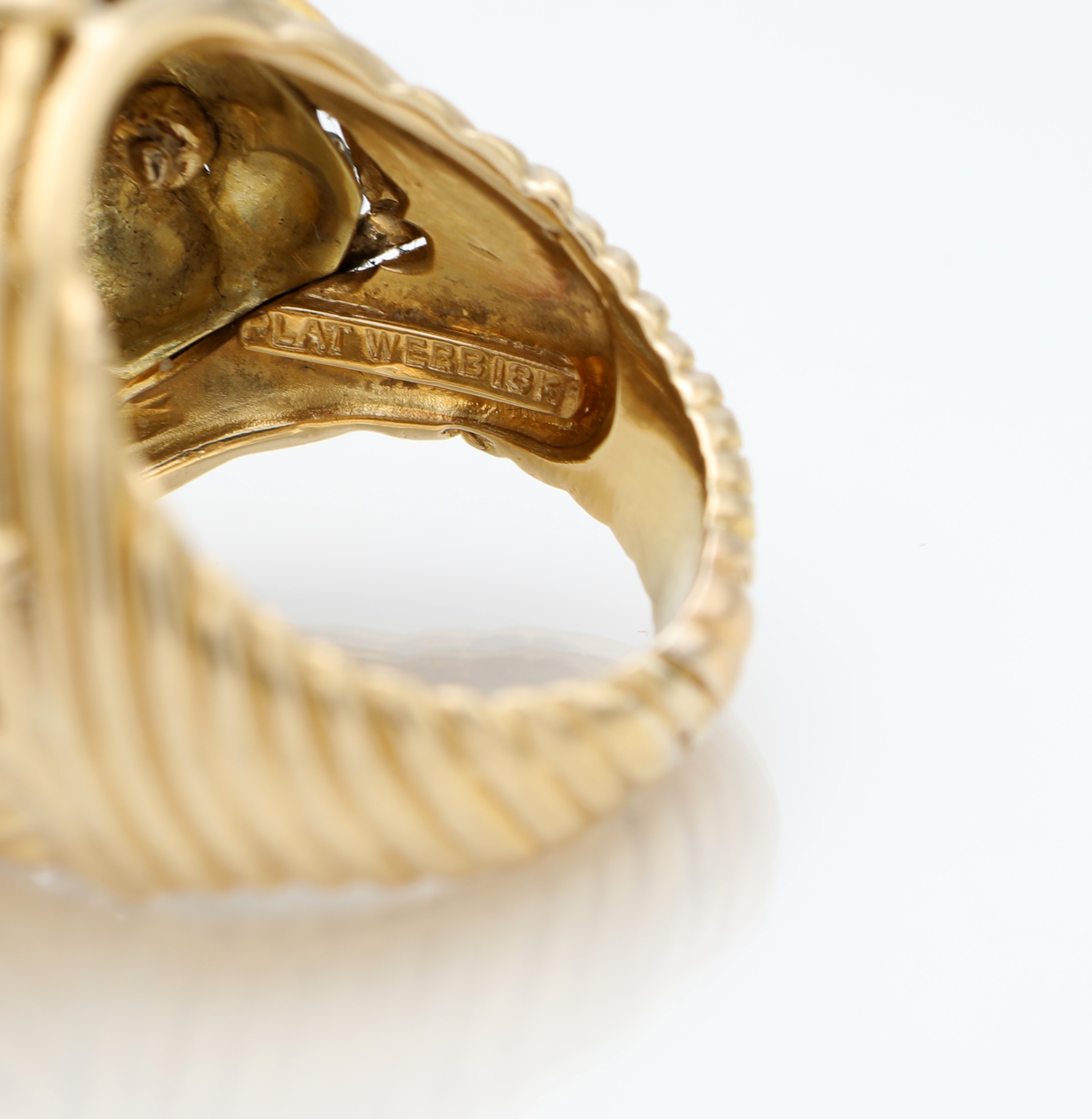 Webb, anello in oro e platino, corallo, smalto, brillanti