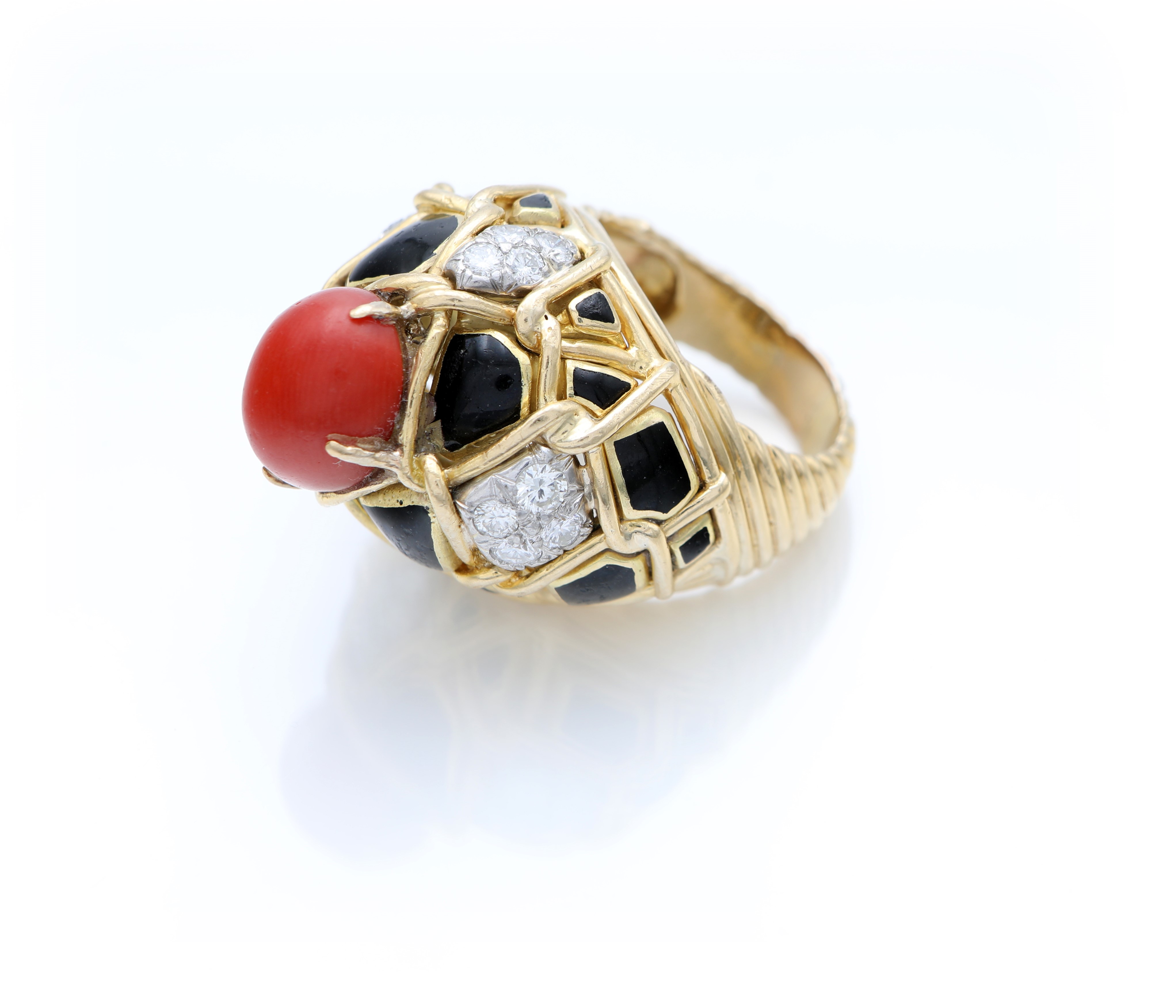 Webb, anello in oro e platino, corallo, smalto, brillanti