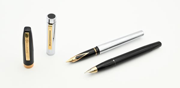 Sheaffer - 2 Penne stilografiche: in acciaio con particolari dorati e pennino in oro giallo 14Kt e in celluloide nera con particolari dorati e pennino in metallo dorato  - Asta ASTA A TEMPO - Penne e Accessori da Scrivania - Casa d'Aste Arcadia
