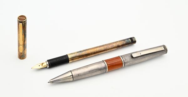 Aurora Hastil - Penna stilografica in argento 925/000 con pennino in oro giallo 14Kt Nr.VCA650 / Marlen - Penna a sfera in argento 925/000 e radica  - Asta ASTA A TEMPO - Penne e Accessori da Scrivania - Casa d'Aste Arcadia