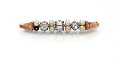 Spilla a barretta, oro giallo 750/000 e argento, perle e diamanti