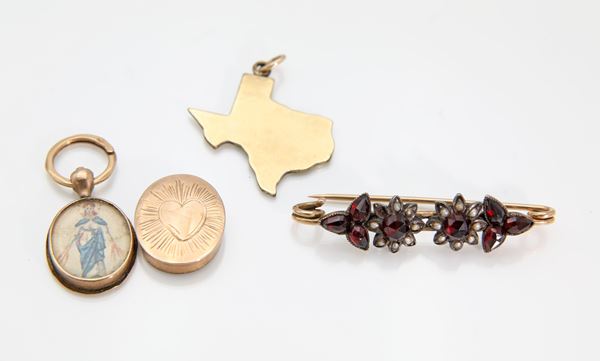 Coppia di pendenti e spilla antica in oro e pietre rosse