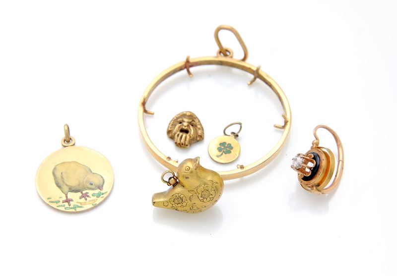 Lotto di 6 oggetti in oro e smalti